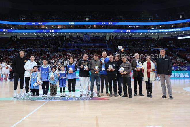 现场球迷合唱《日不落》致敬郑钦文：体育精神与粉丝文化的交响乐章
